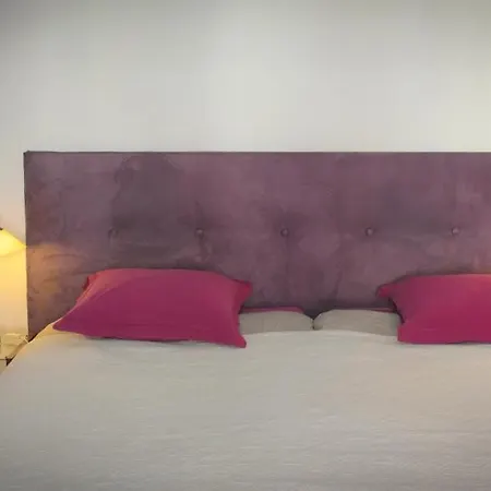 Chez Le Vigneron Studio Fushia Bed & Breakfast